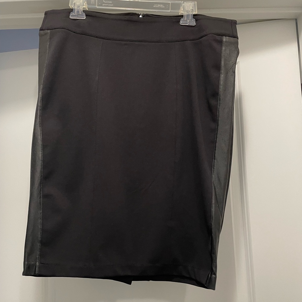 Bisou Bisou Black Skirt w/leather-like strips on the sides & the zipper, Size 14